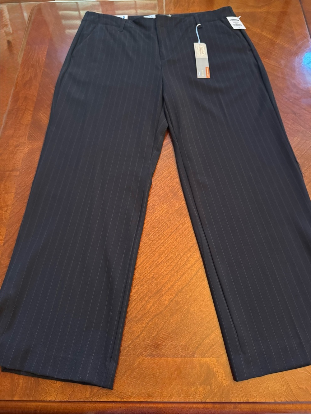 Old Navy Capris Women's Black Pinstripe Capris Size 6 **NWT** - Picture 3 of 13